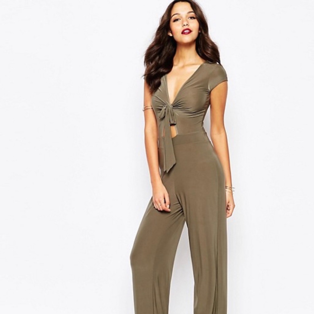NWT!!!- Boohoo Front Tie Keyhole Jumpsuit